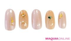 花びらや天然石がやさしく輝く「ネックレス」ネイル | マキアオンライン（MAQUIA ONLINE）