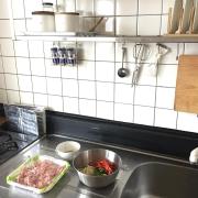 便利グッズをフル活用！よく使うキッチンツールは「掛ける収納」が正解♡ - LOCARI（ロカリ