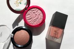 アラフォー肌の透明感を引き出す！くすみカラーのチーク3選