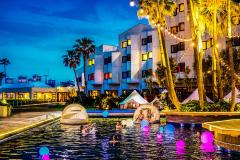 水着姿でグランピングも！福岡「ザ・ルイガンズ」に“大人の遊び場”ナイトプールがOPEN