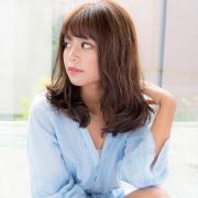 広がらない重めウェーブ＆目力バングで、梅雨でも“可愛い”をキープ！ | マキアオンライ