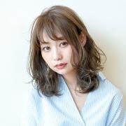 透明感と女っぽさが同時に手に入る、ラベンダーカラーの愛されミディアム | マキアオンラ