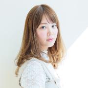 サラッとまとまる！ 簡単アイロン巻きで仕上げるナチュラルカールロング | マキアオンライ