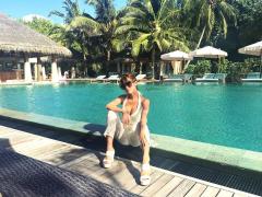 宅トレ５分で女っぽ美ボディに♡MANAMIさん流しなやか体幹エクササイズ10選 - LOCARI（ロカリ）