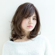 美人見えすると評判の新ヘアスタイル「ウルフ風レイヤー」ミディアムに注目 | マキアオン