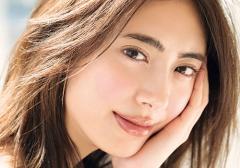 エレガンスのピンクチークで可愛さを演出。ポイントはチークを入れる場所！ |