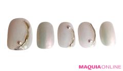 シルバーの光沢感に、センスが宿る「ホワイト＆パール」ネイル | マキアオンライン（MAQU