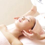 顔の老けを防ぐ♡１日１分の「美点マッサージ」でプリプリ小顔に♡ - LOCARI（ロカリ）