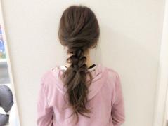 梅雨の時期にも。抜け感が可愛いポニーテールアレンジ