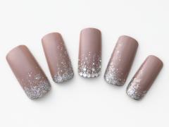 【365日ネイル】雨上がりの地面に輝く水滴のよう…ブラウン×シルバーのクールネイル |