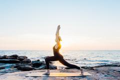 たった5分の簡単ヨガ♡「太陽礼拝のポーズ」で全身引き締め - LOCARI（ロカリ）