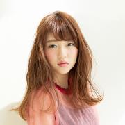 ラベンダーカラー×外ハネでこなれ顔に仕上げる、大人のハイトーンロング | マキアオンライ