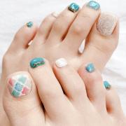 海に行く前に準備しよう！水着に合わせるフットネイル -