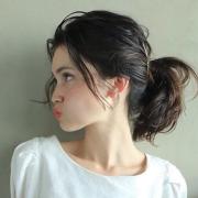 ミディアムさんなら簡単ポニーテールで大人かわいいを狙う♡