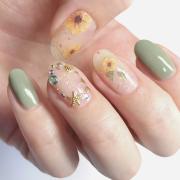 夏の指先に透明感！セルフ「クリアネイル」の見本帳 -