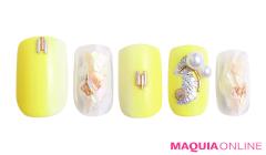 リッチなゴールドと爽やかイエローで、大人の夏らしさ漂う「シェルネイル」 | マキアオン