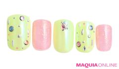 クリアな質感で、カラフルに弾ける「夏ビジューネイル」 | マキアオンライン（MAQUIA ONLINE）