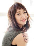 ミディアムヘア×ストレートまとめ｜前髪あり＆前髪なしスタイル、レイヤー使い＆丸顔・面