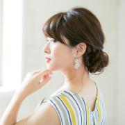 暑い日でもすっきり涼しげ！ フェミニンで大人っぽいミディアムヘアのまとめ髪 | マキアオ