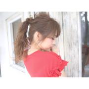 前髪編み込みなどポニーテールにひと工夫でこなれヘアに大変身♡