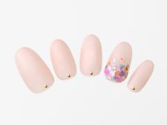 【365日ネイル】カラフルシェルグラデが夏を盛り上げる！軽やかシェルビジューのベージュ