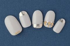 ゴールドネイル18選｜シンプルからゴージャスまで…ゴールドラインやラメを使いこなして指