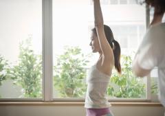 ぷるぷるの二の腕を撃退！上半身をスリム化する「宅トレ動画」9選 -