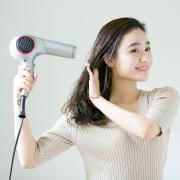 暑い日、特に面倒なドライヤータイム。髪を早く乾かす簡単テクニックをプロが伝授 | マキ