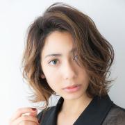 イレギュラーな毛束感がNEW！ 「バレイヤージュ」で差をつける無造作ボブ | マキアオンライ