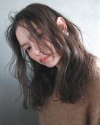 セミロング×パーマは前髪なしが最旬！大人女子のすっきりヘア