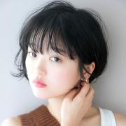 暗髪でも抜け感たっぷり！ キメすぎず女っぽいおしゃれエアリーショート | マキアオンライ
