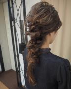 ロングヘアを楽しむなら「編み込みアレンジ」でみんなの注目の的に♡