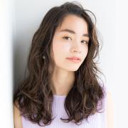強めウェーブ×ニュアンスハイライトで、ワンランク上のおしゃれロングに変身！ | マキアオ