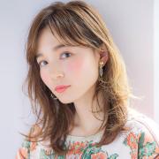 透明感があふれ出す、レイヤー×毛先ハイライトの夏っぽミディアムヘア | マキアオンライン