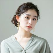 「ゆるふわヘアが苦手」という長め前髪さんにおすすめ。スタイリッシュなヘアアレンジ