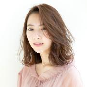 外ハネと内巻きカールのコラボで仕上げる、おしゃれなエアリーロブ | マキアオンライン（