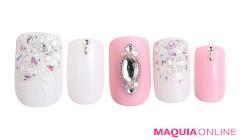 クラッシュストーンとクリスタルが、涼しさを感じさせる「夏ビジューネイル」 | マキアオ