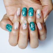 セルフでもリアルに仕上がる！ 夏の定番ターコイズネイル【ギ☆のセルフネイル手本帖】