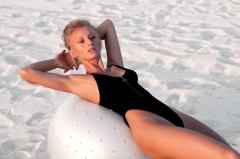 お腹・太もも・二の腕・お尻♡本気でヤセる「バランスボールダイエット」20選 -