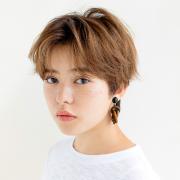 媚びないクール感が新鮮！ 辛口コーデにも映えるハンサムショートヘア | マキアオンライン
