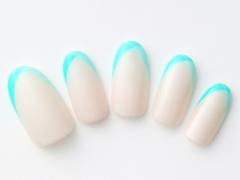 【365日ネイル】お盆明けのリセット気分を後押し…爽やかなツートーンの変形フレンチ |