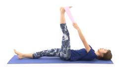 脚の疲れと腰の痛みを撃退！？1分で簡単に出来るストレッチとは