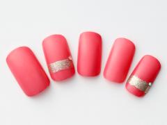 【365日ネイル】休日カジュアルに女っぷりをプラス！大人かわいいピンクレッドネイル |