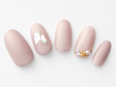 【365日ネイル】週の半ばはクールなグレージュで…気持ちを引き締めつつ女っぷりをUP |