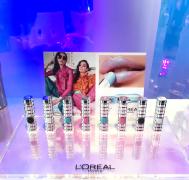 重ね塗りでニュアンスチェンジ♡光の反射で表情を彩る「ホログラリップ」 -