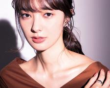 M・A・Cの下地をデコルテにON！ 女性らしい華奢な印象をアピール♪ |