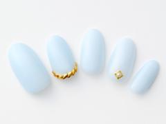 【365日ネイル】凛とした表情で涼やかに…ゴールドがアクセントの上品水色ネイル |