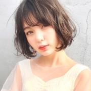 ゆるウェーブ×小顔バングでおしゃれにキメる、大人のための無造作ボブ | マキアオンライン