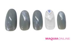 シンプルでさりげない、ボヘミアンを効かせた「ピーコック」ネイル | マキアオンライン（