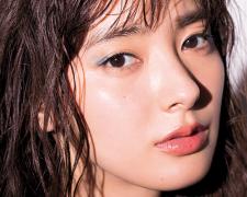 夏コスメ｜「アルマーニ」のブルーラメシャドウで艶っぽい涼やか目元を演出 |
